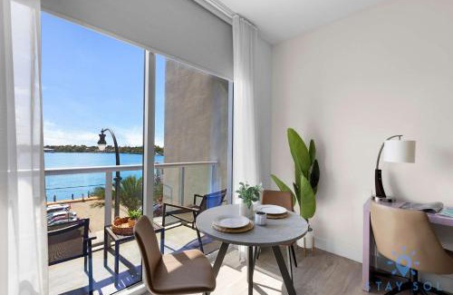 Hollywood House | Hollywood Bliss - Near Beach Studio - Rooftop Pool