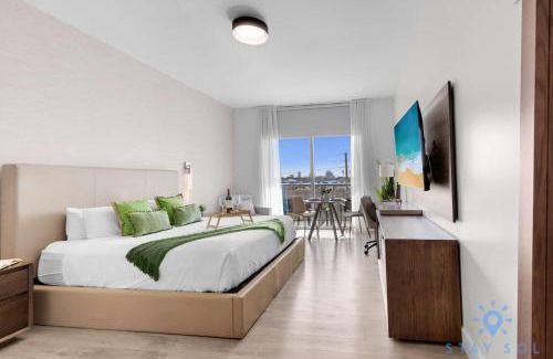Hollywood House | Hollywood Bliss - Near Beach Studio - Rooftop Pool