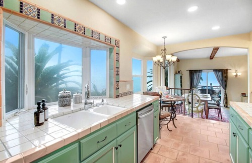 Los Angeles County House | Hollywood by the Sea King Bed