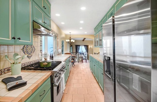 Los Angeles County House | Hollywood by the Sea King Bed