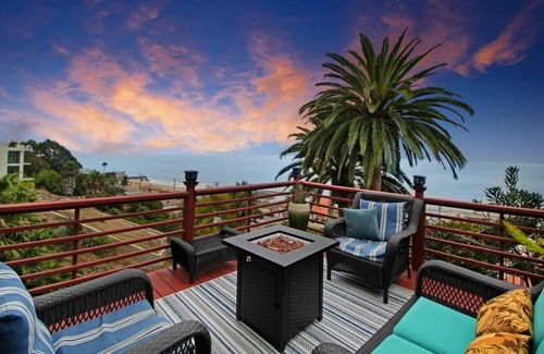 Los Angeles County House | Hollywood by the Sea King Bed