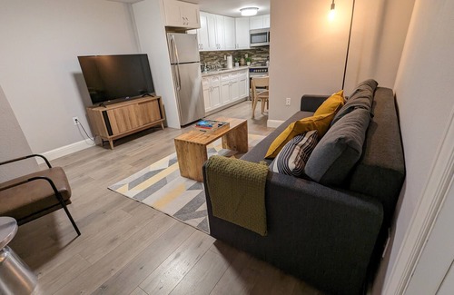 Hollywood District Apartment | Hollywood Casa | Close to Max & Bus | 1 bd W/D in unit | full kitchen