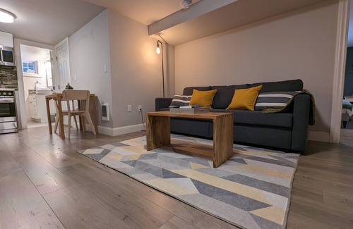 Hollywood District Apartment | Hollywood Casa | Close to Max & Bus | 1 bd W/D in unit | full kitchen