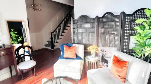 Lancaster Apartment | Hollywood Glam Themed Manor with Sauna for 12-People