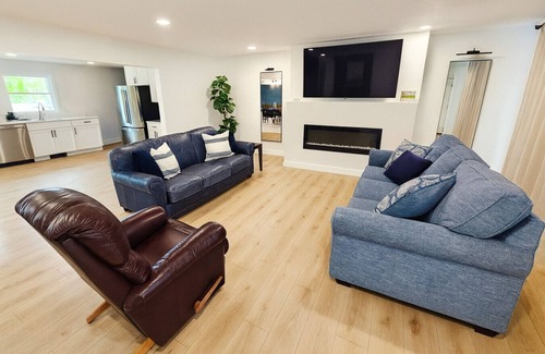 Wisconsin Dells House | Hollywood Hangout | Arcade Game Room | Movie Theatre | Themed Rooms | Downtown