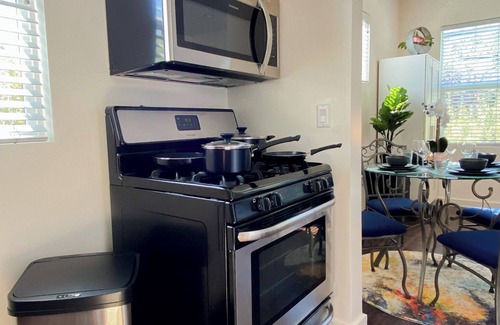 Hollywood Apartment | [Hollywood Haven] - Chic Studio w/Full Kitchen, Fast Wifi, Central Location!