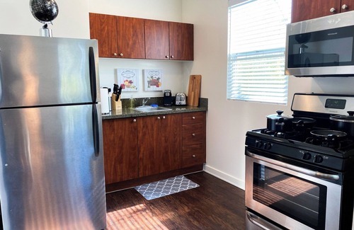 Hollywood Apartment | [Hollywood Haven] - Chic Studio w/Full Kitchen, Fast Wifi, Central Location!