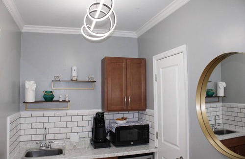 Columbia Apartment | Hollywood Hill Suite