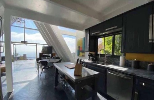 Hollywood Hills West Villa | Hollywood Hills Zen Villa ~Jetliner Views, Hot Tub