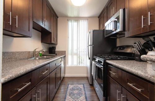 Hollywood Apartment | Hollywood Luxe 2BR Apartment with Rooftop Pool and Breathtaking Views