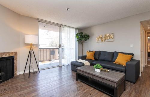 Hollywood Apartment | Hollywood Luxe 2BR Apartment with Rooftop Pool and Breathtaking Views