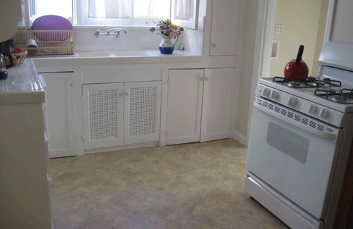Fairfax District Apartment | Hollywood-Mid-Wilshire-Beverly Apt. near the Grove, Farmers' Market, CBS-TV City