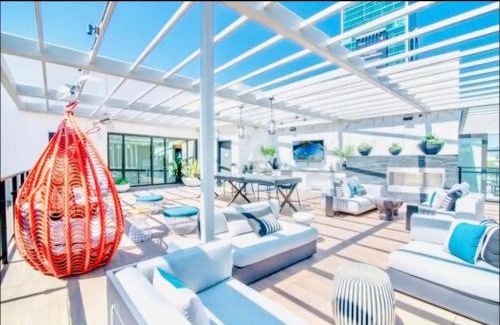 Hollywood Apartment | Hollywood Penthouse with Balcony & Pool View
