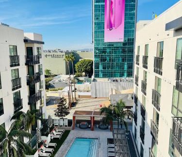 Hollywood Apartment | Hollywood Penthouse with Balcony & Pool View
