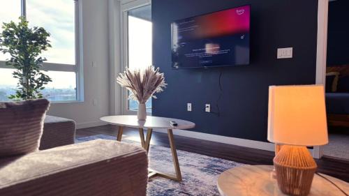 Hollywood Apartment | Hollywood Retreat One Bedroom - Walk to Walk of Fame Free Parking Pool & Gym