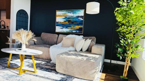 Hollywood Apartment | Hollywood Retreat One Bedroom - Walk to Walk of Fame Free Parking Pool & Gym