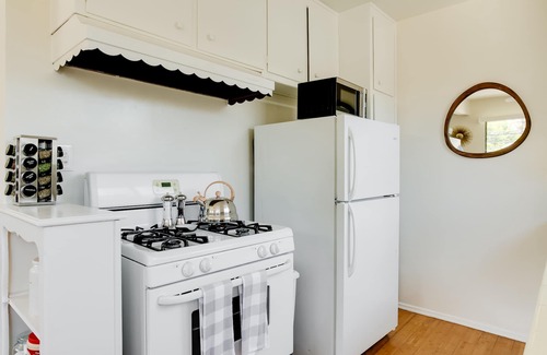 Beachwood Canyon Apartment | Hollywood Sign Selfie Perfection with Views and Parking Pet Friendly