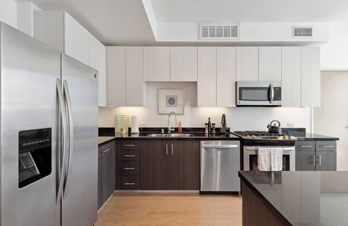 Melrose Apartment | Hollywood Sign View 1bdr w/Pool, Gym, Parking