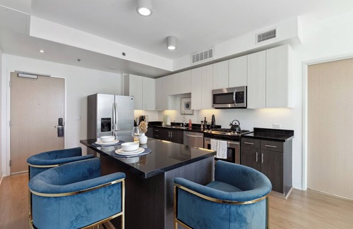 Melrose Apartment | Hollywood Sign View 1bdr w/Pool, Gym, Parking