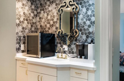 Harbor Springs Apartment | Hollywood Suite - Luxury meet Elegance w/King Bed