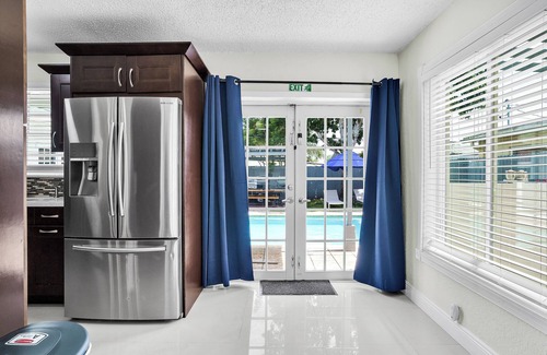 Survey Creek House | Hollywood - Tropical Retreat - Relaxing Private Pool