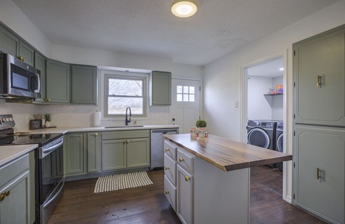 Millard House | HOMaha@Walnut Grove-full home w/playroom!
