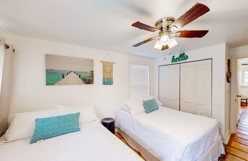 Old Northwood House | Home & 2 apts with private pool, patio, & 2 kitchens - near beach