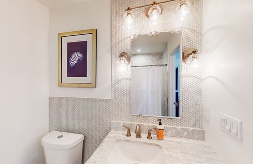 Old Northwood House | Home & 2 apts with private pool, patio, & 2 kitchens - near beach