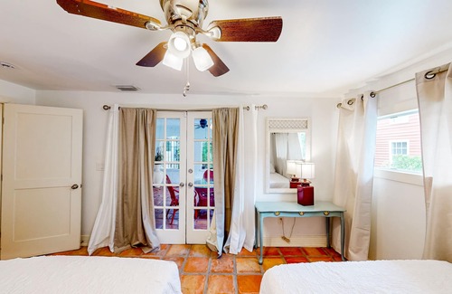 Old Northwood House | Home & 2 apts with private pool, patio, & 2 kitchens - near beach