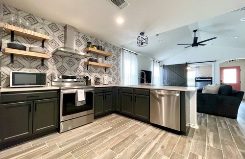 Southside House | Home 7 min to Lackland AFB & close to SeaWorld