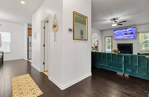 Church Street House | Home Away For Home 10 min from airport