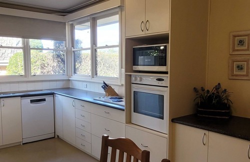 Mount Waverley House | Home away from home in tranquil garden setting