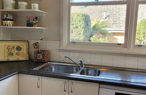 Mount Waverley House | Home away from home in tranquil garden setting