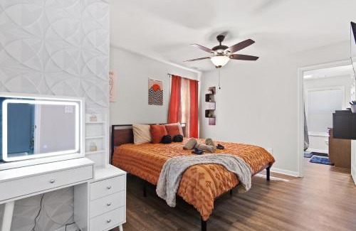Athens House | Home Away From Home - 2 King Beds - Walk to UGA & DT