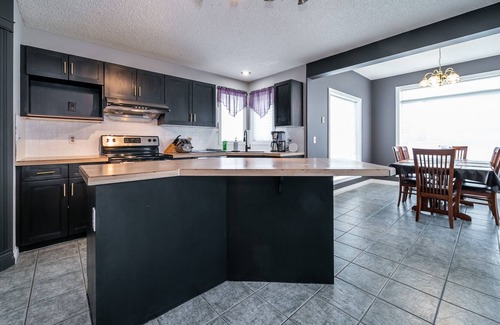 Northwest Edmonton House | Home Away From Home 5 Bed 3.5 Bath - Fast Wi-Fi