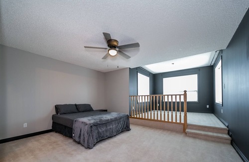 Northwest Edmonton House | Home Away From Home 5 Bed 3.5 Bath - Fast Wi-Fi