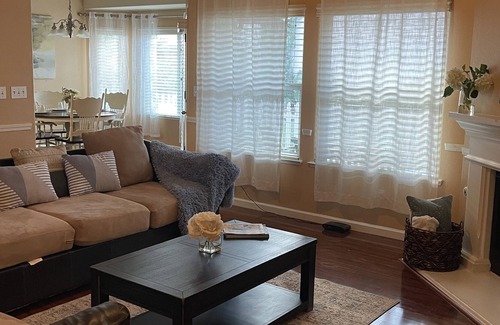 Fresno House | Home away from home: Family friendly with comfy beds and a relaxing atmosphere