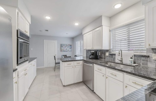 Houston House | Home Away From Home, Med Center, Sports, Shopping