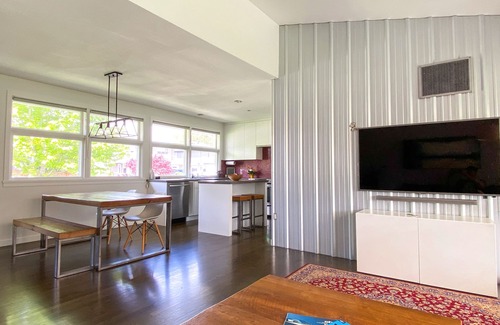 South Pandosy House | Home away from home ✮ Short walk to lake