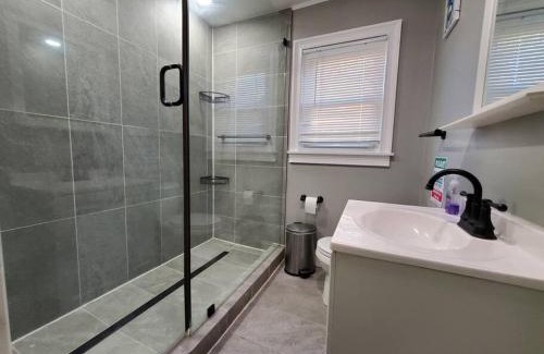 Niagara Falls House | Home Away From Home on LaSalle - 3 bd 2 bth Slps 6