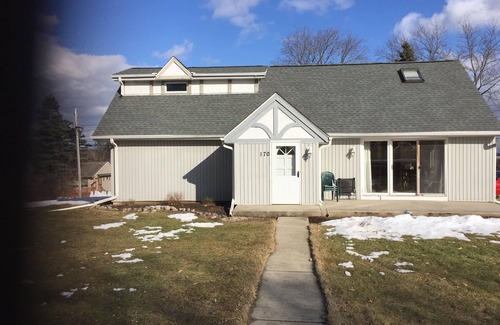 Brookfield House | Home centrally located for either Milwaukee or Waukesha Country