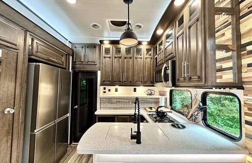 Gladeville House | Home for 8 King Bed near BNA & Nashville SUP Speedway mins from Downtown