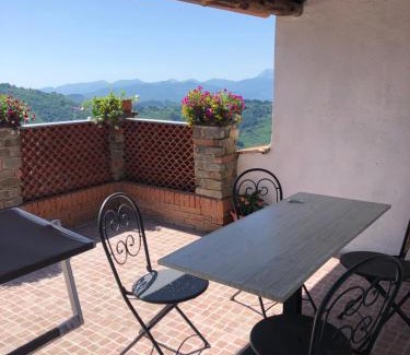 Crasciana House | Home Holidays Crasciana, con terrazza vista sulle Alpi Apuane.