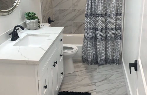 Kenner - Louis Armstrong International Airport House | Home in a quiet safe neighborhood mins to Nola & Airport KING BED.