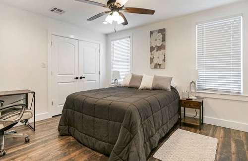 Kenner - Louis Armstrong International Airport House | Home in a quiet safe neighborhood mins to Nola & Airport KING BED.