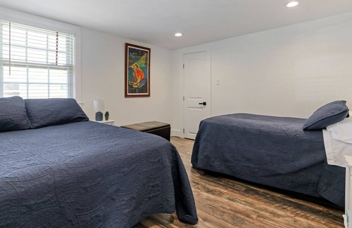 Kenner - Louis Armstrong International Airport House | Home in a quiet safe neighborhood mins to Nola & Airport KING BED.