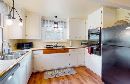 Eureka Springs House | Home in a wooded setting with grill, cable, partial AC & deck - near hiking