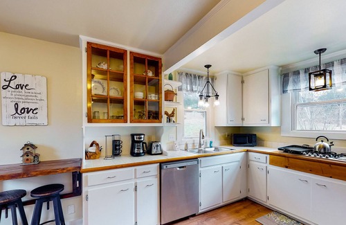 Eureka Springs House | Home in a wooded setting with grill, cable, partial AC & deck - near hiking