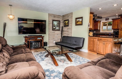 Dowagiac House | Home in Dowagiac with private pool