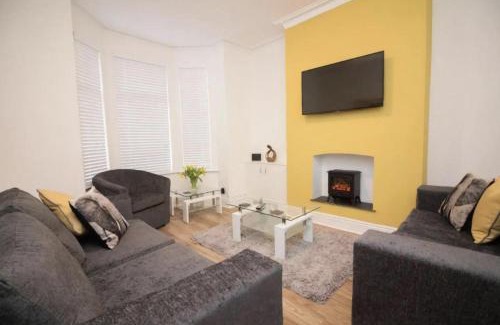 Walkden House | Home in Eccles Salford Price Reduction on long term bookings